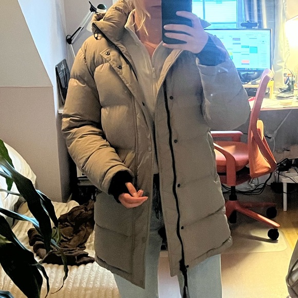Aritzia Super Puff Jacket in Taupe - Picture 9 of 9